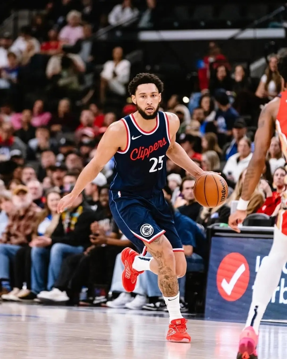 尤其是在西, 西蒙斯在防, 守端也变得